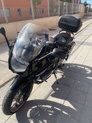 Moto Deportiva Negra y Plateada