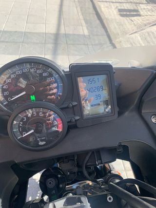 Moto Deportiva Negra y Plateada