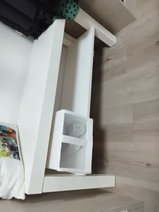 Mesa de TV blanca con estante