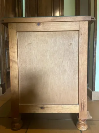 Mesita de noche de madera con 3 cajones