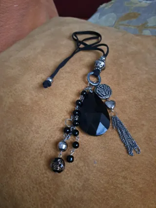 Colgante con piedra negra y adornos plateados