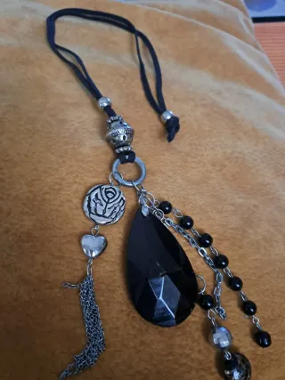 Colgante con piedra negra y adornos plateados