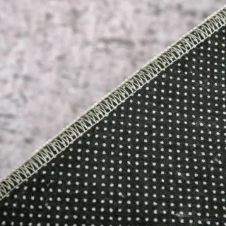 Alfombra geométrica gris y negra