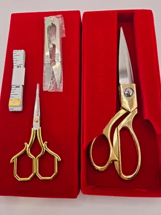 Set de tijeras doradas con cinta métrica