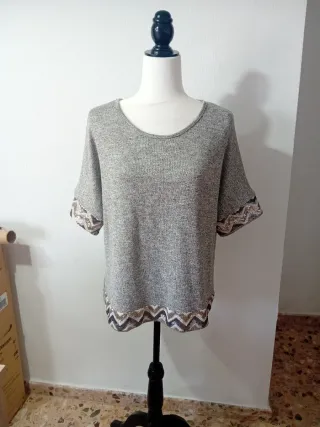 Camiseta fiesta gris con detalles lentejuelas .