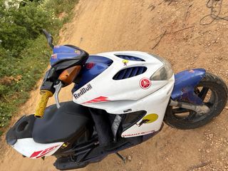 Yamaha Aerox Scooter azul y Blanca y negro