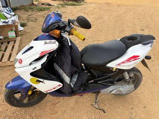 Yamaha Aerox Scooter azul y Blanca y negro