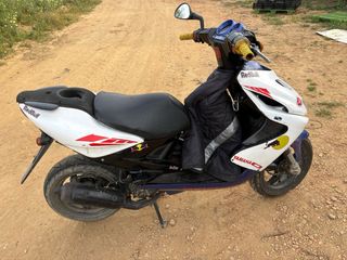Yamaha Aerox Scooter azul y Blanca y negro