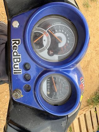 Yamaha Aerox Scooter azul y Blanca y negro