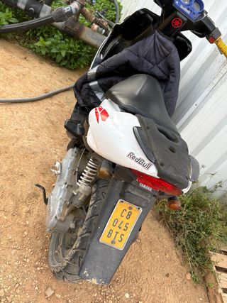 Yamaha Aerox Scooter azul y Blanca y negro
