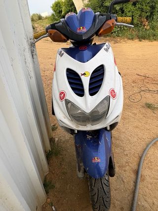 Yamaha Aerox Scooter azul y Blanca y negro