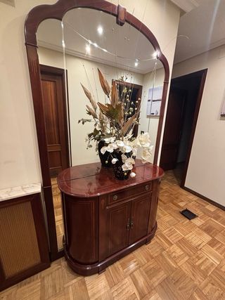 Recibidor de madera con espejo