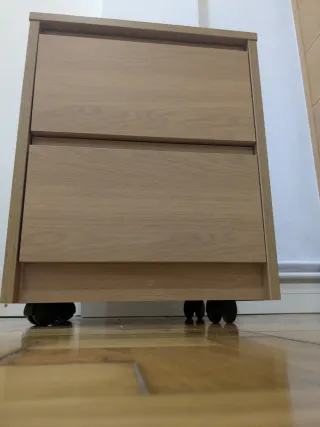 Mesita de noche con ruedas de madera clara