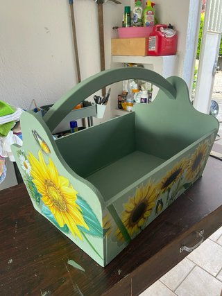 Cesta in legno decorata con girasoli