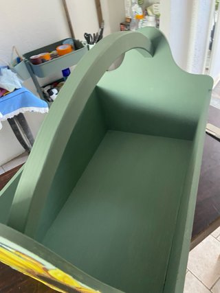 Cesta in legno decorata con girasoli