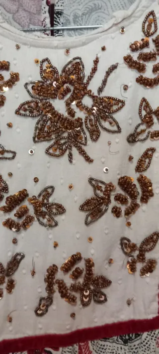 Top estampado floral con pedrería. Talla M. Sfera