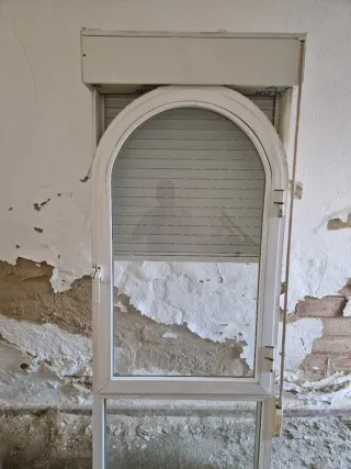 Ventana con arco y persiana