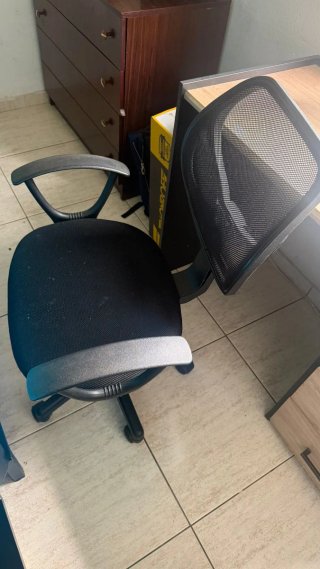 Cadeira de escritório preta.