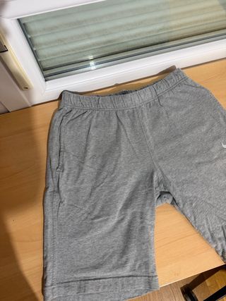 Pantalón corto Nike gris