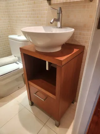 Mueble de baño con pica y grifo