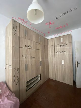 Mueble de madera color beige y marrón
