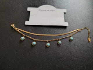 Pulsera dorada con detalles turquesa