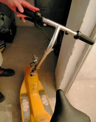 Patinete eléctrico vintage amarillo con asiento