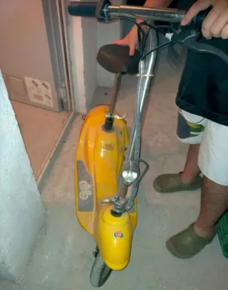 Patinete eléctrico vintage amarillo con asiento