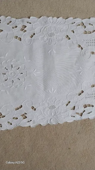 Naperon bordado à mão em tecido