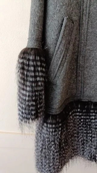 Abrigo de lujo gris con detalles multicolor Talla