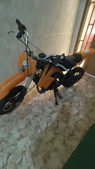 Moto de cross naranja y negra es para niños