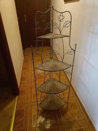 Estantería de esquina de mimbre y metal