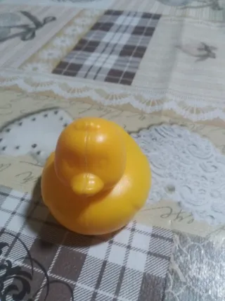 Pato de goma amarillo para bañera