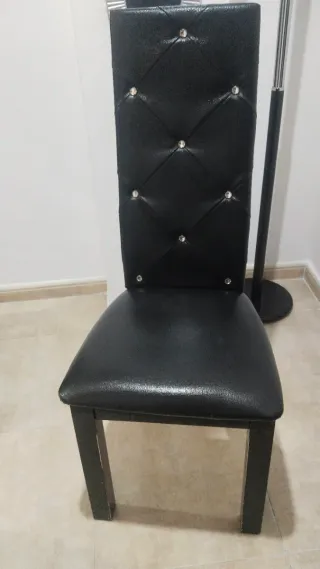 Juego de 4 sillas polipiel negras con diamantes