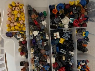 Consegna di pezzi e personaggi Lego