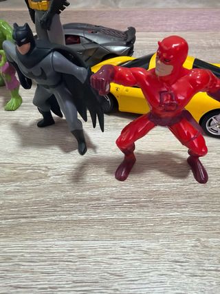 Figuras de Acción Superhéroes y Vehículos