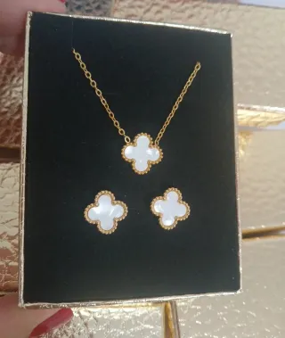 Conjunto collar y pendientes trébol blanco