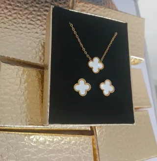 Conjunto collar y pendientes trébol blanco