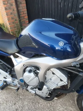 Yamaha FZ6 Naked Negra y Plateada