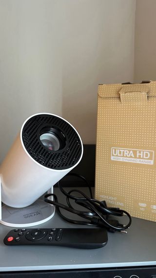 Proyector gris y blanco