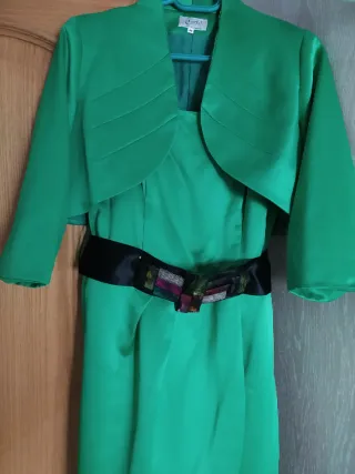 Vestido verde con cinturón multicolor