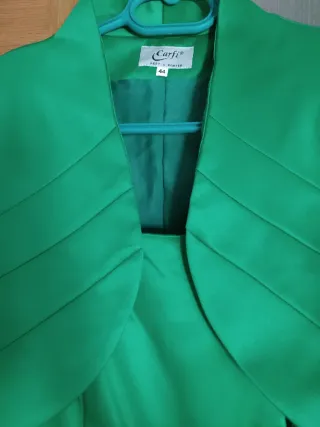 Vestido verde con cinturón multicolor