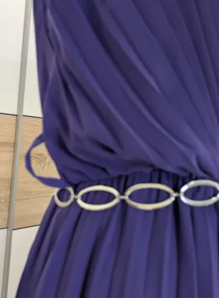 Abito Lungo Viola Plissé con Cintura Catena
