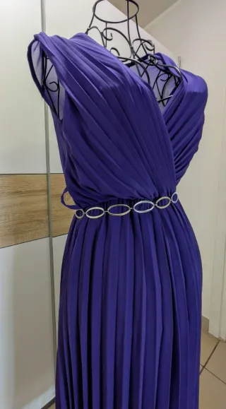 Abito Lungo Viola Plissé con Cintura Catena