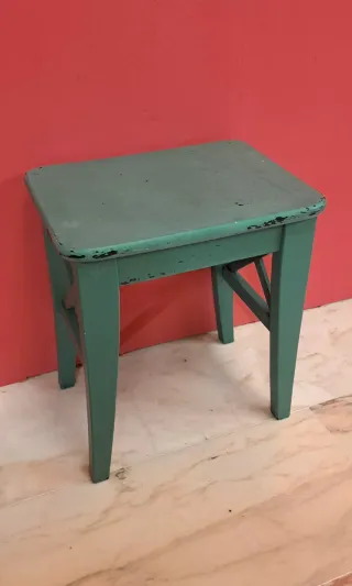 Taburete de madera verde