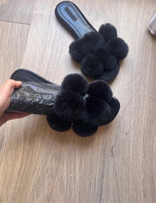 Sandalias negras peludas