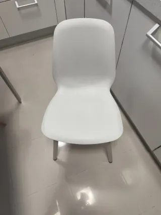 Sillas de polipropileno blanco