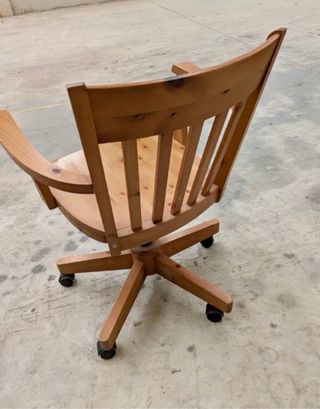 Silla de madera maciza con ruedas