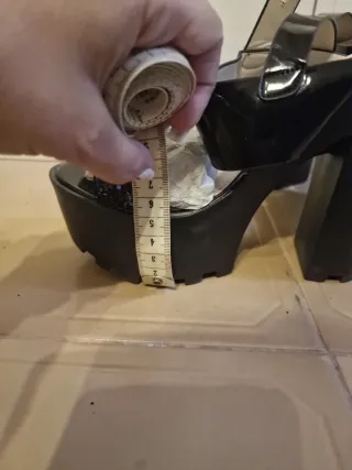 Sandalias de cuña negras con brillos