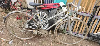 Bicicleta antigua plateada